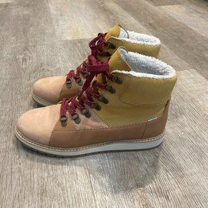 Toms Size 8.5 Boot